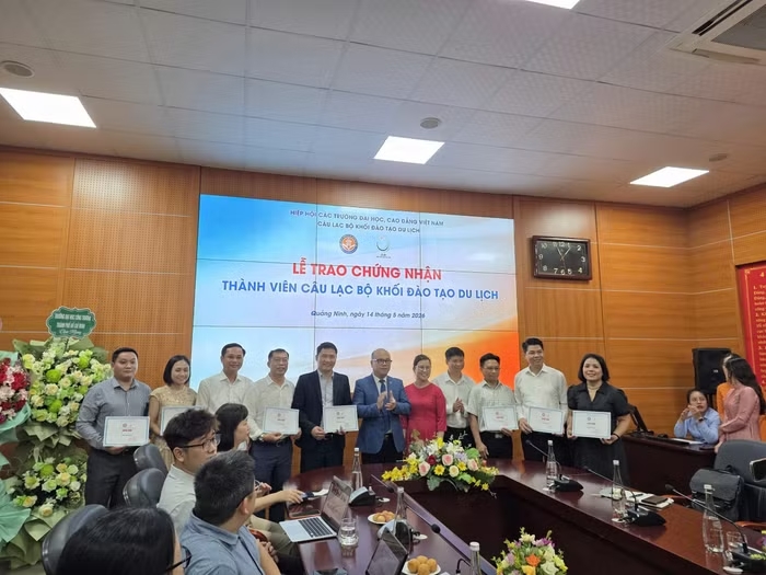 Các thành viên câu lạc bộ khối đào tạo du lịch nhận giấy chứng nhận của Hiệp hội. e9f7b65d3841b91fe050.jpg