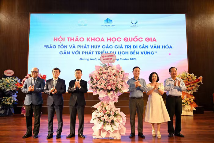 Đại diện Hiệp hội Các trường đại học, cao đẳng Việt Nam tặng hoa chúc mừng hội thảo. 340308730558916335-2.jpg