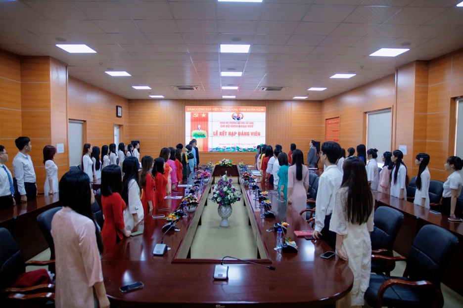 A group of people standing in a roomAI-generated content may be incorrect.