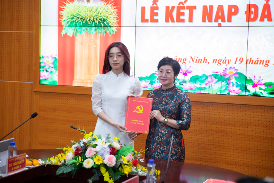 A person holding a bookAI-generated content may be incorrect.