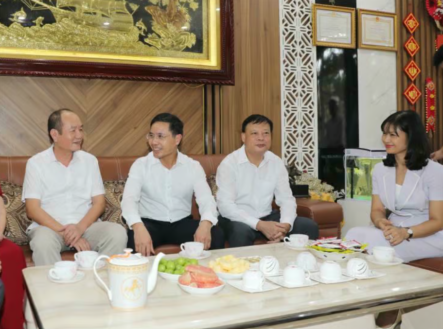 Chủ tịch UBND tỉnh Quảng Ninh Phạm Đức Ấn thăm hỏi gia đình Thầy thuốc nhân dân Nguyễn Quốc Hùng, nguyên Giám đốc Bệnh viện Sản Nhi Quảng Ninh.