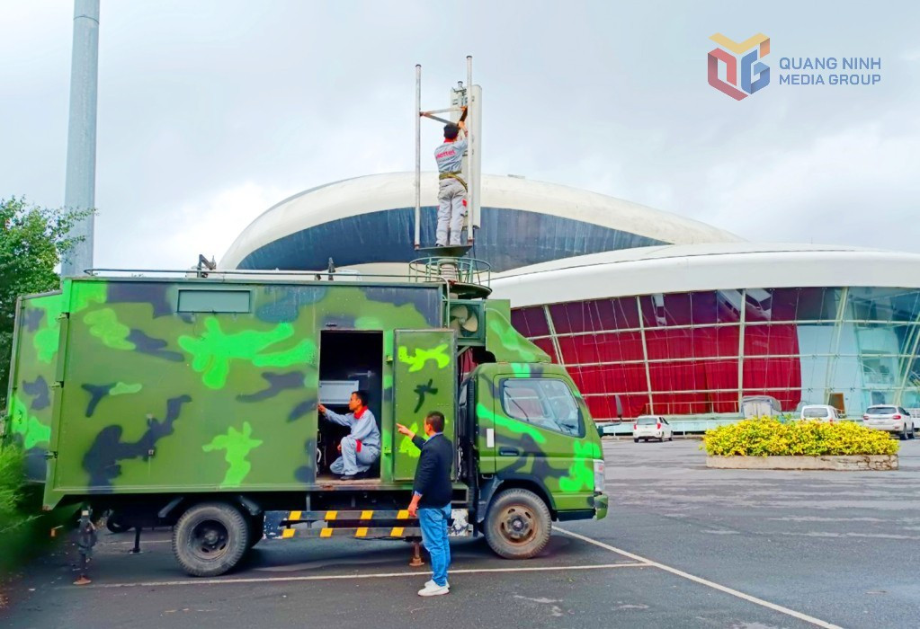 Cán bộ Viettel Quảng Ninh lắp đặt và vận hành các trạm phát sóng lưu động đảm bảo phục vụ các ngày lễ lớn, các sự kiện chính trị, văn hoá quan trọng của Quảng Ninh. c0ee617fc7564b3a9bfaf18afe7d2e2c-6250.jpg