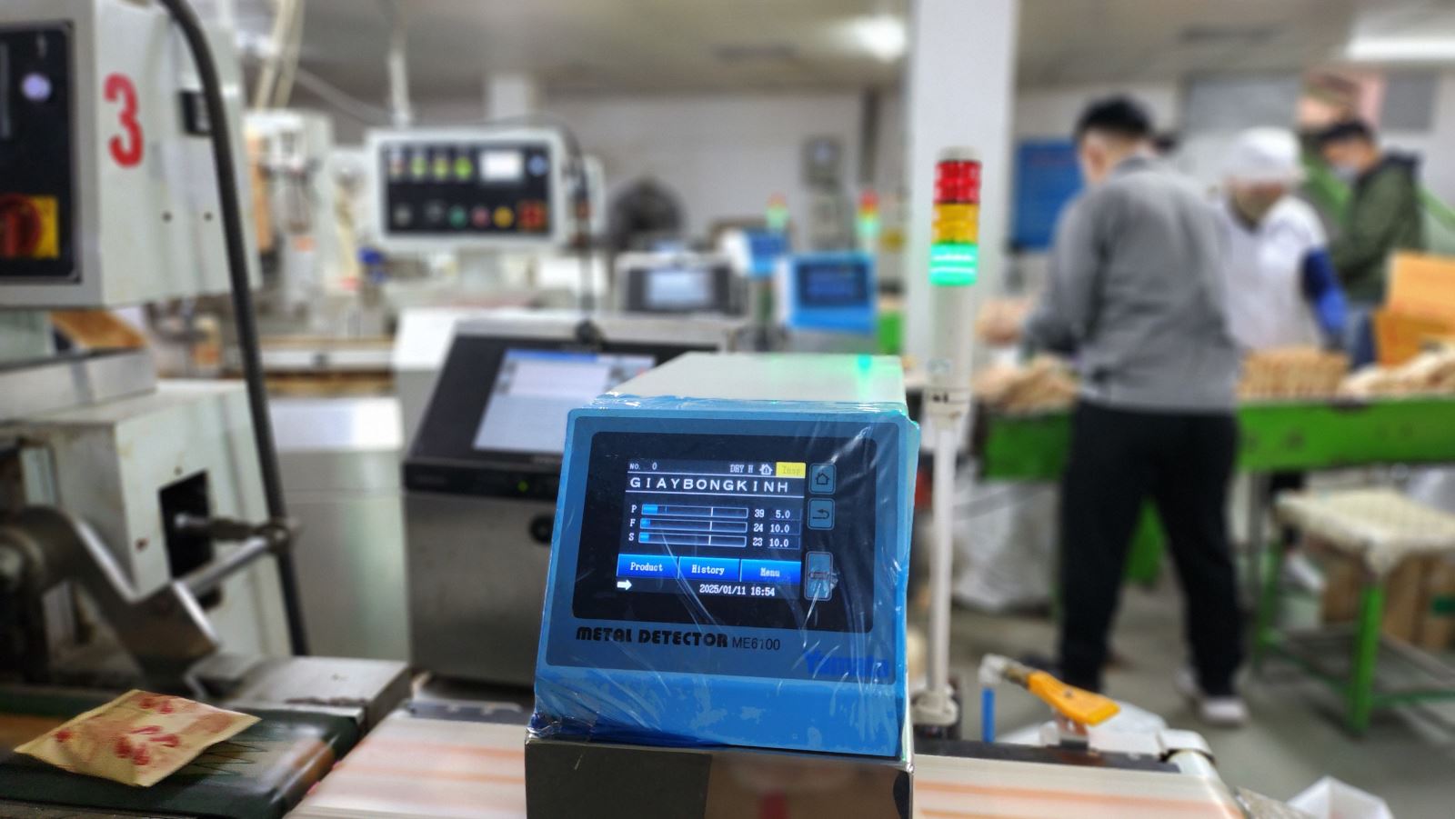 Công ty CP kỹ nghệ thực phẩm Thái Lan (Hạ Long) đầu tư máy phát hiện kim loại, đảm bảo cho các sản phẩm khi được cung cấp ra thị trường luôn đáp ứng đầy đủ các tiêu chuẩn về ATTP.