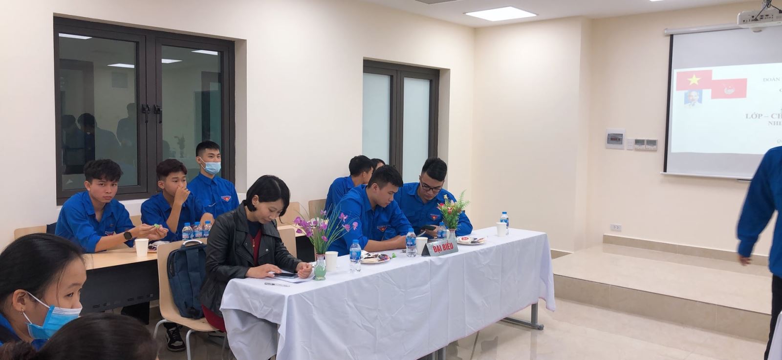 Có thể là hình ảnh về một hoặc nhiều người, mọi người đang đứng và trong nhà