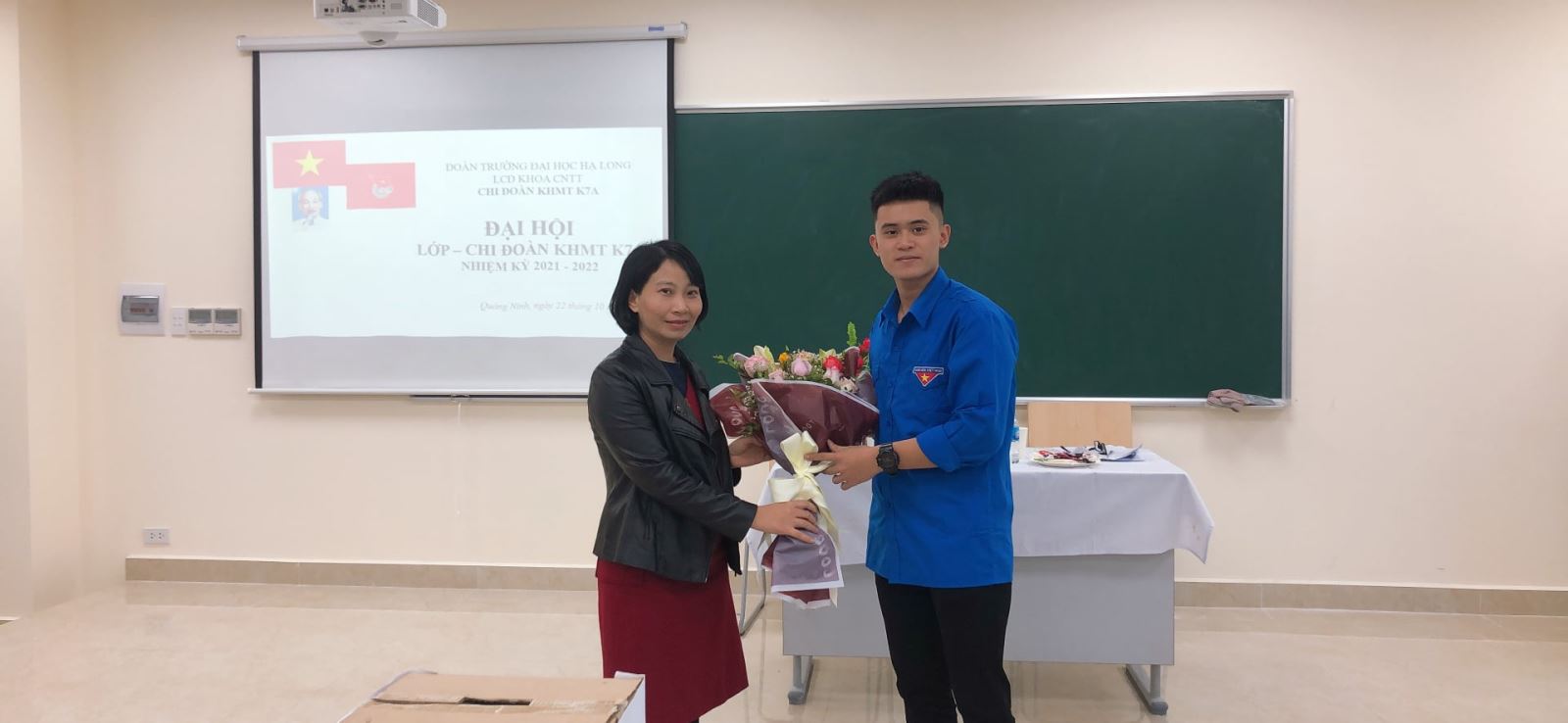 Có thể là hình ảnh về một hoặc nhiều người, mọi người đang đứng và trong nhà