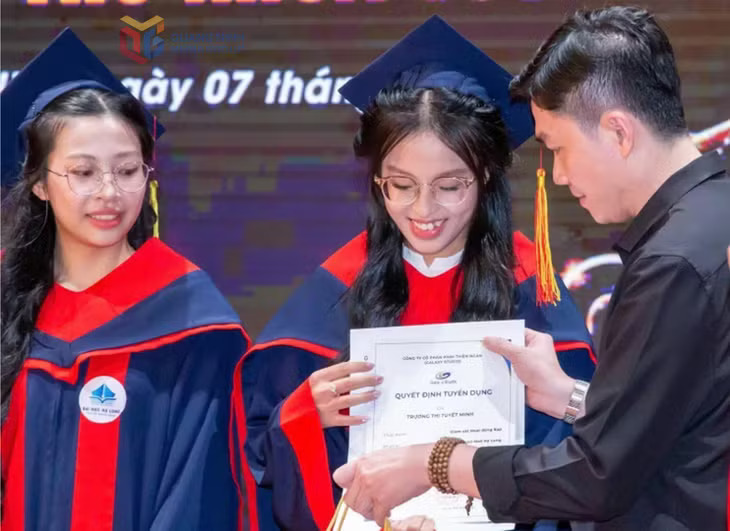 Công ty CP Phim Thiên Ngân trao quyết định tuyển dụng cho sinh viên. dn-trao-quyet-dinh-tuyen-dung-2970x1980-2511x1827.jpg