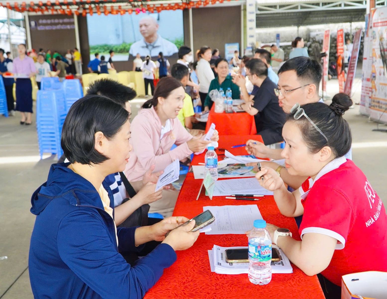 Đại diện doanh nghiệp tuyển dụng giới thiệu các chính sách của đơn vị đến người lao động.