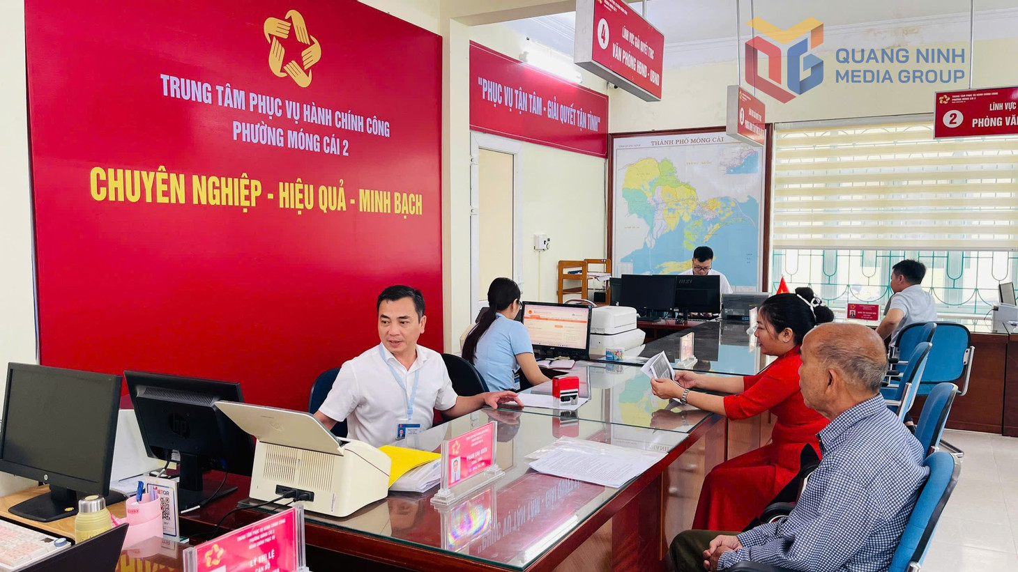 Cán bộ Trung tâm Phục vụ Hành chính công phường Móng Cái 2 giải quyết TTHC phục vụ người dân, doanh nghiệp trên hệ thống Cổng dịch vụ công quốc gia với nhiều dữ liệu được kết nối liên thông với hệ thống cơ sở dữ liệu của Quảng Ninh. e9d266966a1ee140b80f.jpg