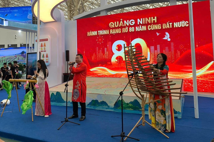 Giảng viên Khoa Nghệ thuật, Trường Đại học Hạ Long trong một buổi biểu diễn âm nhạc. Ảnh website nhà trường.