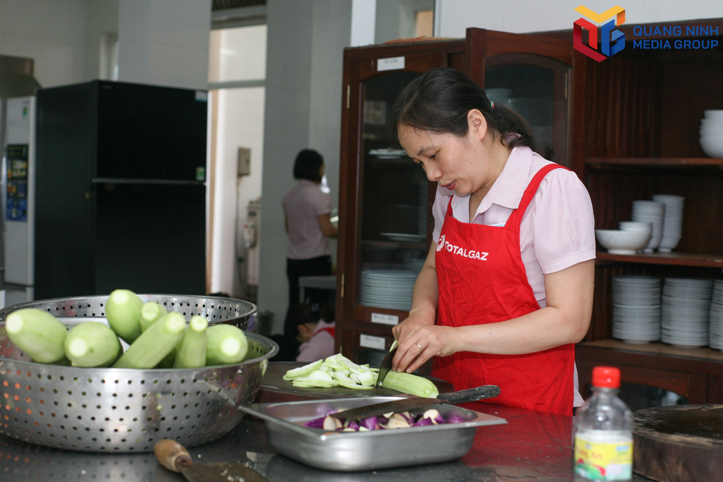 Công việc hằng ngày của chị Vũ Thị Thu tại Trung tâm Điều dưỡng người có công và cán bộ Quảng Ninh là chuẩn bị các bữa ăn chu đáo. bqn_tr_img-6447.jpg