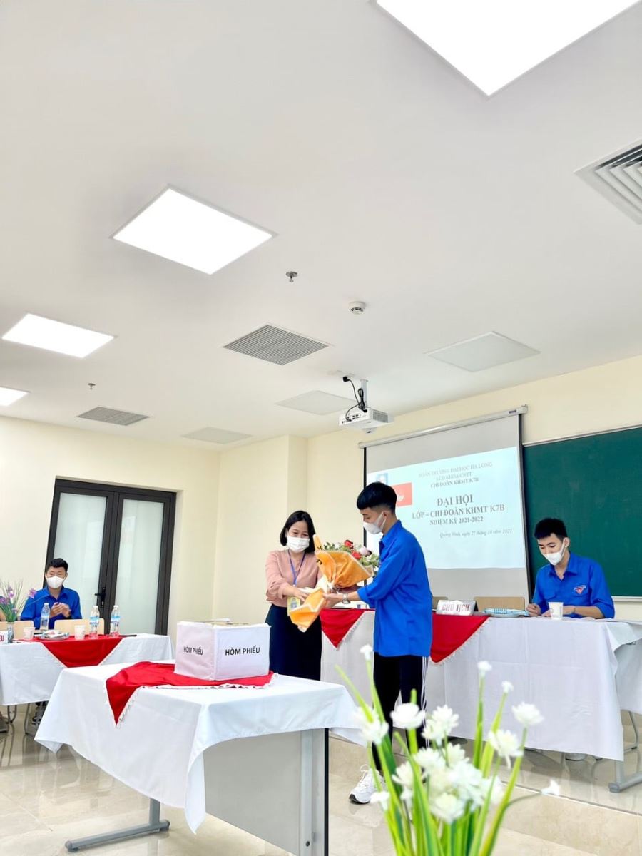 Có thể là hình ảnh về một hoặc nhiều người, mọi người đang đứng và trong nhà