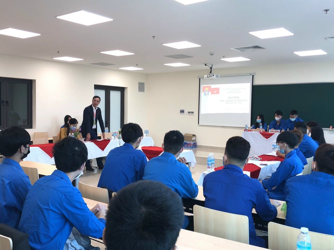 Có thể là hình ảnh về một hoặc nhiều người và trong nhà