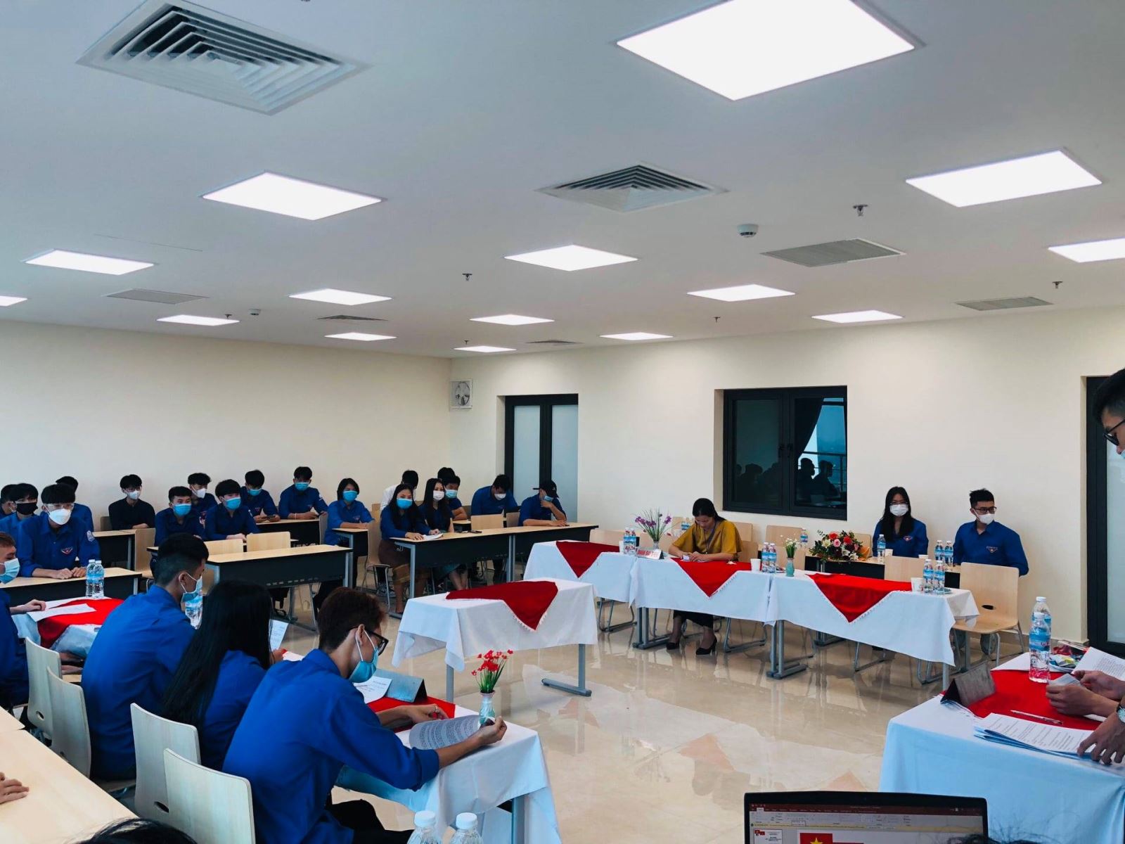 Có thể là hình ảnh về một hoặc nhiều người, mọi người đang đứng và trong nhà