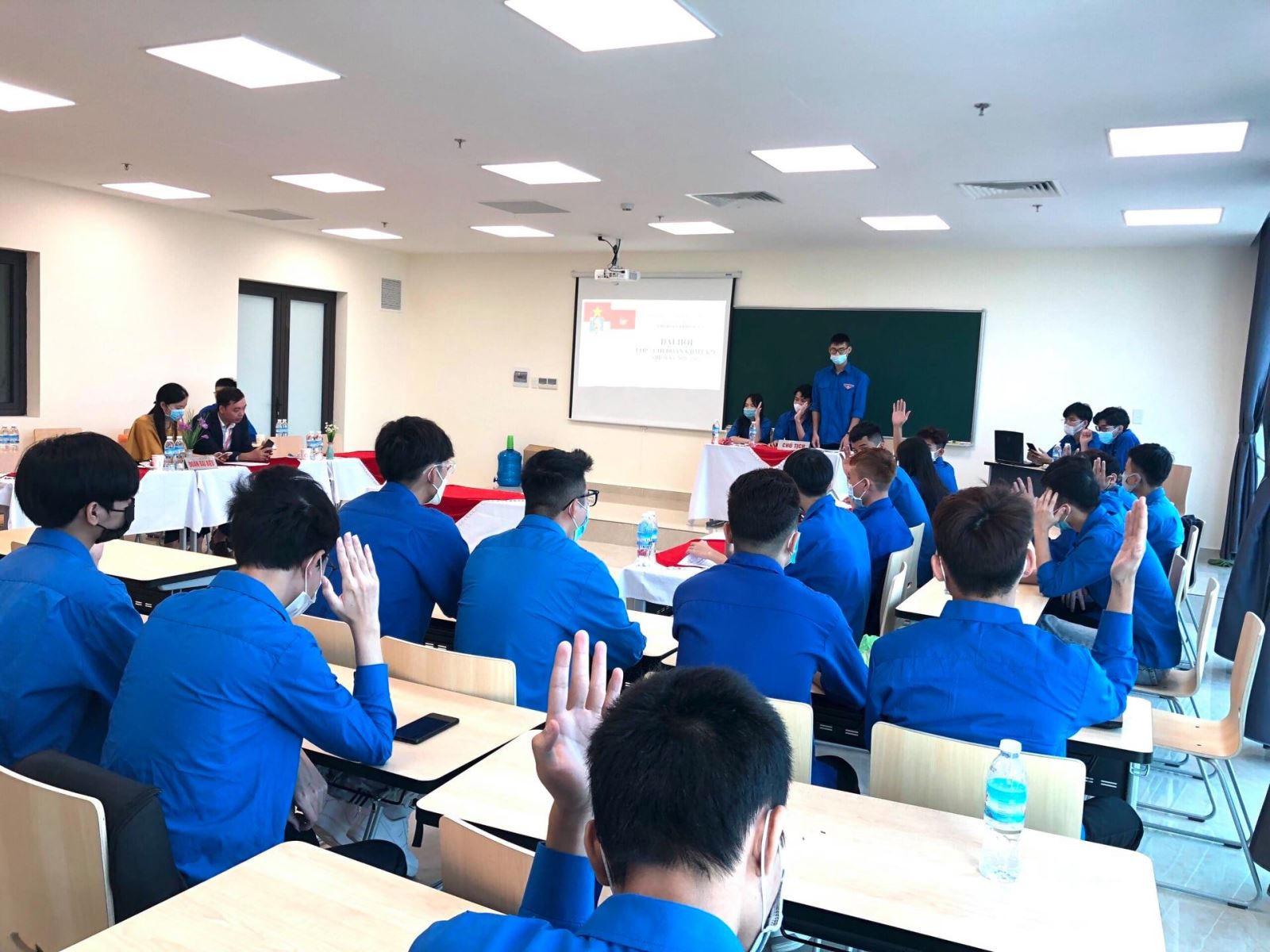 Có thể là hình ảnh về một hoặc nhiều người, mọi người đang ngồi, mọi người đang đứng và trong nhà