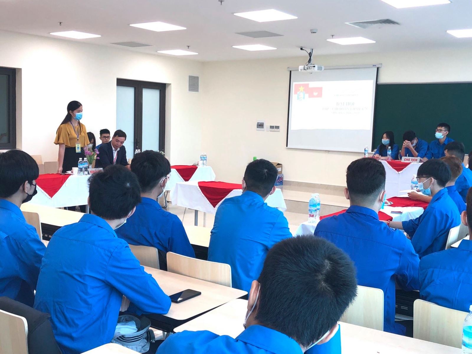 Có thể là hình ảnh về một hoặc nhiều người, mọi người đang đứng và trong nhà