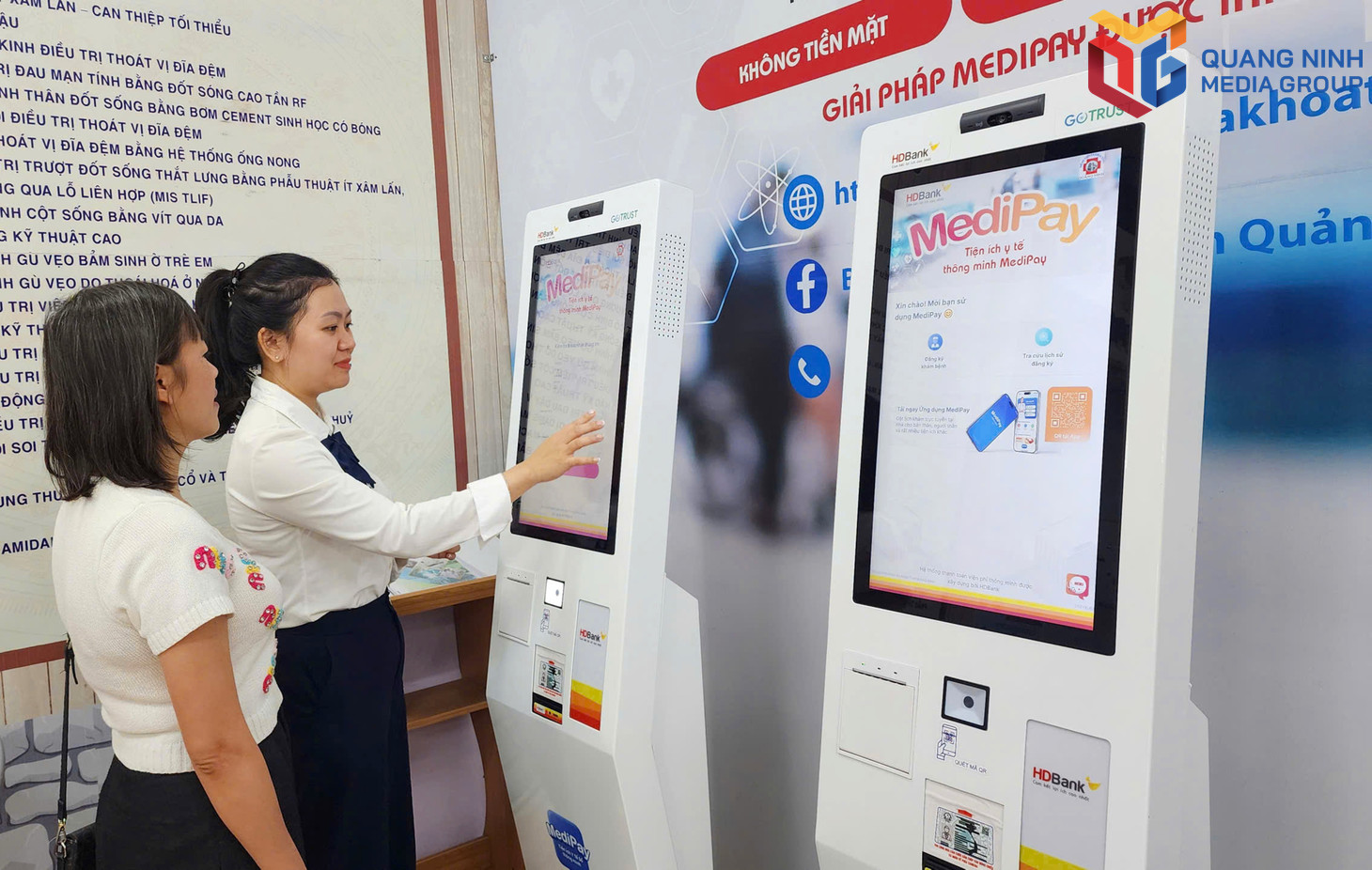 Người dân thực hiện đăng ký khám, chữa bệnh qua kiosk thông minh tại Bệnh viện Đa khoa Quảng Ninh. bqn_tr_kios-thong-minh-bv-tinh.jpg