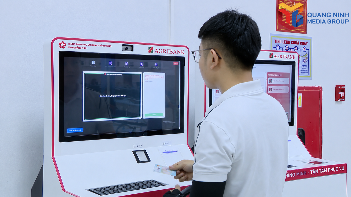 Người dân sử dụng kiosk thông minh tại Trung tâm Phục vụ hành chính công Quảng Ninh. bqn_tr_kiot-thong-minh-hcc-tinh.png