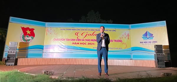 Có thể là hình ảnh về một hoặc nhiều người và mọi người đang đứng