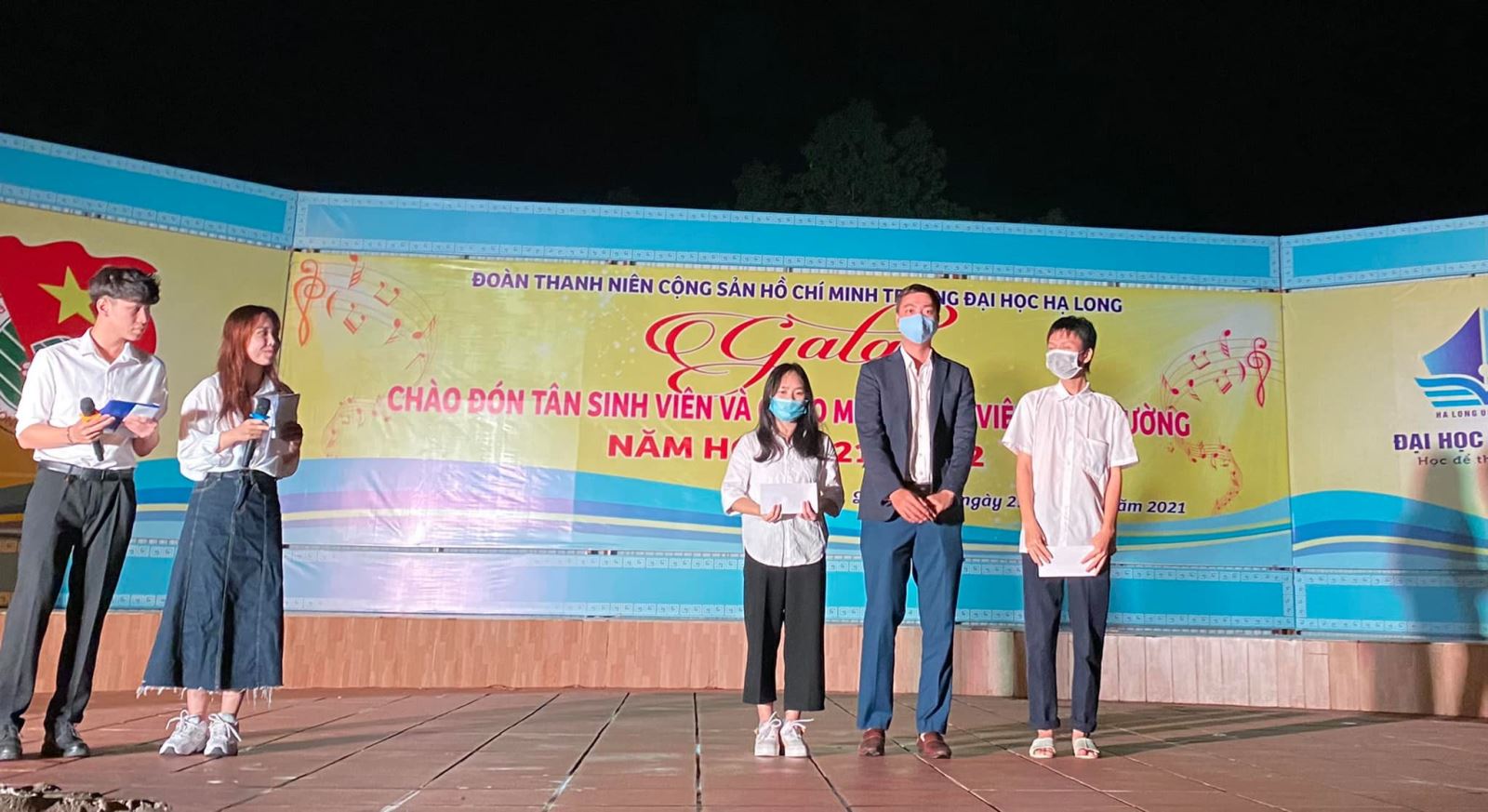 Có thể là hình ảnh về một hoặc nhiều người, mọi người đang đứng và văn bản cho biết 'ĐOÀN THANH NIÊN CỘNG SẢN HỒ CHÍ MINH TP CHÀO ĐÓN TÂNSINH SINH VIÊN Grato VANCOM NĂM H G ĐẠI HỌC HẠ LONG RƯỜNG ĐẠI 2021'