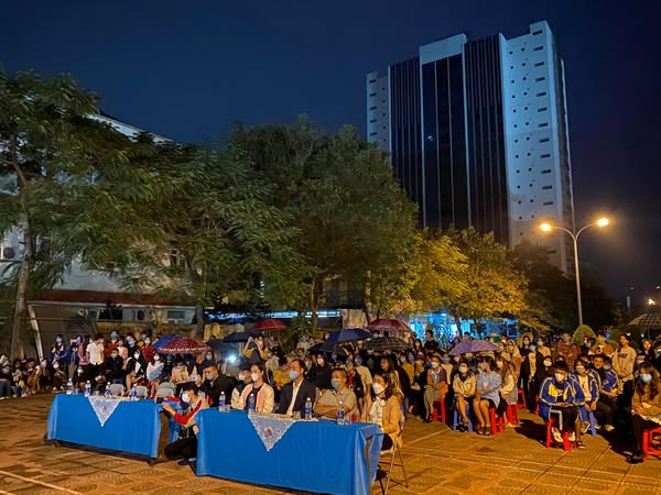 Có thể là hình ảnh về một hoặc nhiều người và ngoài trời