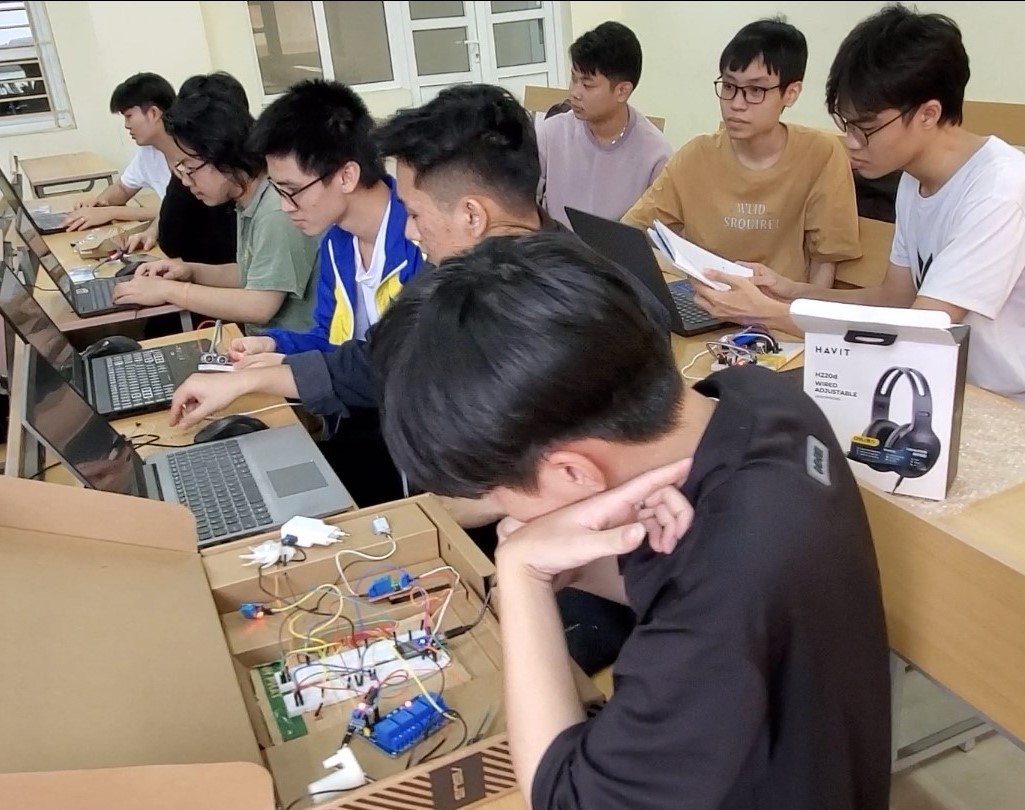 sinh viên khoa công nghệ thông tin trường đại học hạ long